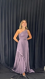 Tek Omuz Asimetrik Etek Detaylı Pilili Uzun Elbise