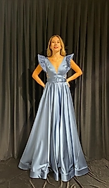 Yüksek Omuz Detaylı Kemerli Saten Elbise