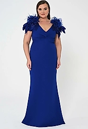 V Yaka Omuzları Tüy Aksesuarlı Uzun Elbise