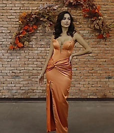 Sırt Dekolteli Yırtmaçlı Elbise