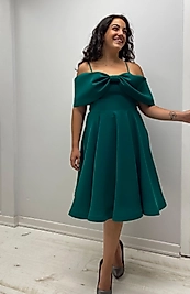 Göğsü Fiyonk Detaylı Pilili Elbise