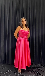 Üstü Korsaj Detaylı Kemerli Saten Elbise