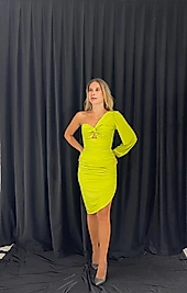 Tek Kollu Asimetrik Yaka Göğsü Pencereli Parıltılı Midi Elbise