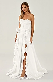 Straplez Fırfırlı Yırtmaçlı Şifon Uzun Elbise