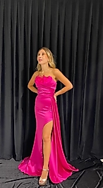 Göğüsü Tüy Detaylı Saten Elbise